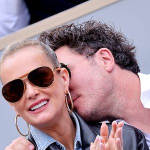 Laeticia Hallyday et son compagnon Frédéric Suant très amoureux dans les tribunes lors des Internationaux de France de Tennis de Roland Garros 2025, à Paris, France, le 26 mai 2025. © Jacovides-Moreau/Bestimage
