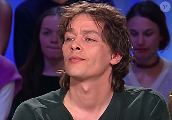 La vie d'Ari Boulogne est entourée par le flou, tout comme sa mort.

Ari Boulogne (né Christian Aaron Paffgen, fils illégitime d'Alain Delon) dans l'émission "Tout le monde en parle" d'Ardisson.
© Capture TV France 2 via Bestimage