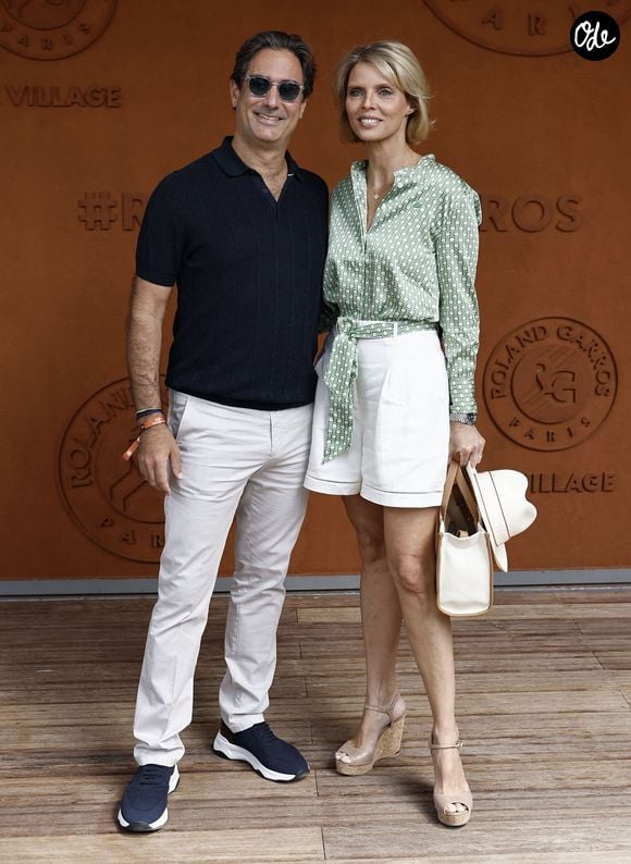 Margaux peut y être admise grâce à la distinction de chevalier de l’ordre national du Mérite obtenue par sa mère en 2023.

Sylvie Tellier et son mari Laurent Schenten lors des Internationaux de France de Tennis de Roland Garros 2026, à Paris, France, le 7 juin 2026. © Jacovides-Moreau/Bestimage