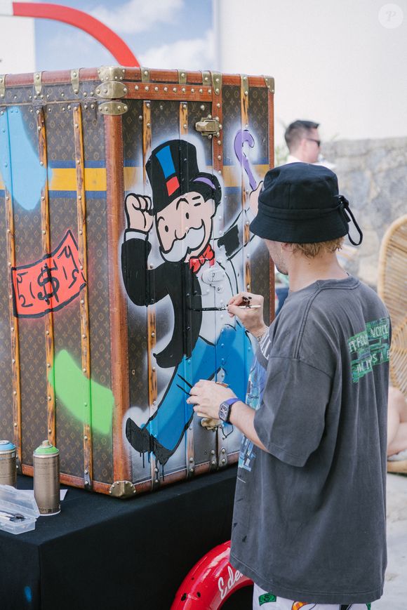 Exclusif - Alec Monopoly customise une malle Louis Vuitton qui sera vendue aux enchères pour une oeuvre caritative lors de la soirée The Saint Barths Dinner by Gala One à l'Eden Rock à Saint-Barthélémy qui se tiendra le 29 décembre 2024.
© Tiziano da Silva / SamDelpech / Bestimage