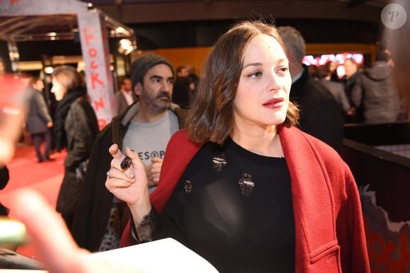 Marion Cotillard enceinte arrive à l’avant-première du film "Rock'n Roll" au Pathé Beaugrenelle à Paris le 13 février 2017. © Lionel Urman /Bestimage