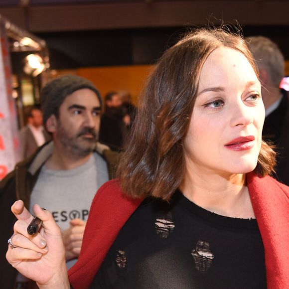 Marion Cotillard enceinte arrive à l’avant-première du film "Rock'n Roll" au Pathé Beaugrenelle à Paris le 13 février 2017. © Lionel Urman /Bestimage