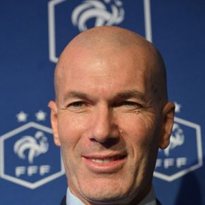 L'ancien international français de football Zinédine Zidane s'exprime lors d'une conférence de presse visant à le présenter comme le nouveau sélectionneur de l'équipe de France, au siège de la Fédération française de football (FFF) à Paris, le 28 juillet 2026.  © Christian Liewig/Bestimage