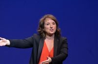 Anne Roumanoff se confie auprès de Bernard Montiel sur RFM