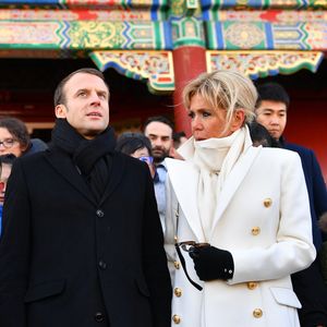 Le président de la République Emmanuel Macron et sa femme la Première dame Brigitte Macron (Trogneux) (manteau Olivier Rousteing pour Balmain) - Le président de la République et sa femme la Première dame visitent la Cité interdite avec des élèves de l’établissement français Charles de Gaulle de Pékin et d’une école chinoise à Pékin lors de la visite d'Etat de trois jours en Chine, le 9 janvier 2018. © Christian Liewig/Pool/Bestimage
