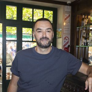 Mais Cyril Lignac ne peut pas quitter l’émission, car il en est aussi producteur.

Exclusif - Cyril Lignac - Séance de dédicaces "Les plumes de Ramatuelle" au café de l'Ormeau en marge du 41ème Festival de Ramatuelle le 7 aout 2025. © Cyril Bruneau / Festival de Ramatuelle / Bestimage