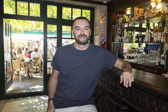 Mais Cyril Lignac ne peut pas quitter l’émission, car il en est aussi producteur.

Exclusif - Cyril Lignac - Séance de dédicaces "Les plumes de Ramatuelle" au café de l'Ormeau en marge du 41ème Festival de Ramatuelle le 7 aout 2025. © Cyril Bruneau / Festival de Ramatuelle / Bestimage