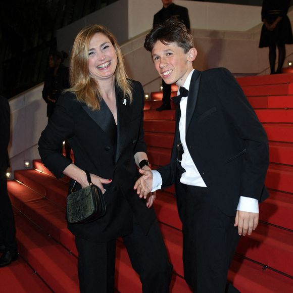 Julie Gayet et ses invités assistent à la première de Affeksjonsverdi (Valeur sentimentale) à Cannes, France, le 21 mai 2025, dans le cadre du 78e Festival de Cannes. Photo par Aurore Marechal/ABACAPRESS.COM
