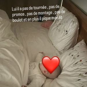La story d'Elie Semoun, publiée ce lundi 17 novembre 2025 sur Instagram, où il montre son jeune fils allongé dans son lit. Capture d'écran Instagram