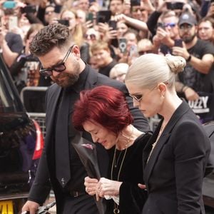 Sa fille Kelly, en larmes, explique qu’Ozzy lui préparait doucement son absence, mais qu’elle espérait qu’il resterait encore un peu grâce au succès de l’émission familiale. 

BGUK_3310373 - Birmingham, ROYAUME-UNI - Sharon Osbourne et le reste de la famille Osbourne se sont réunis à Birmingham pour rendre un dernier hommage à l'icône du rock Ozzy Osbourne. Lors de cette cérémonie émouvante, ses proches ont salué la mémoire du musicien légendaire. Mirrorpix / Bestimage