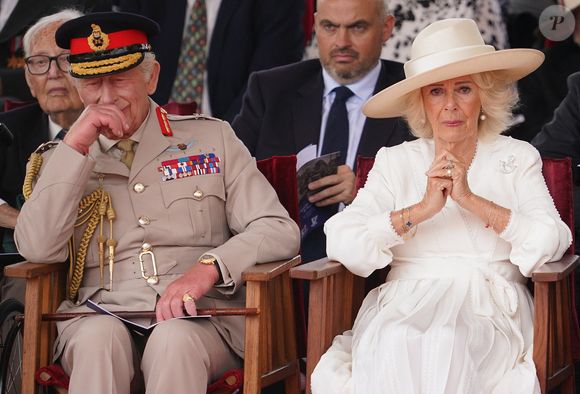 Le roi Charles III et la reine Camilla assistent à la cérémonie du souvenir pour commémorer le 80e anniversaire du jour de la Victoire sur le Japon, au National Memorial Arboretum, Staffordshire, Royaume-Uni, le 15 août 2025. © Paul Edwards/WPA-Pool/ Julien Burton via Bestimage