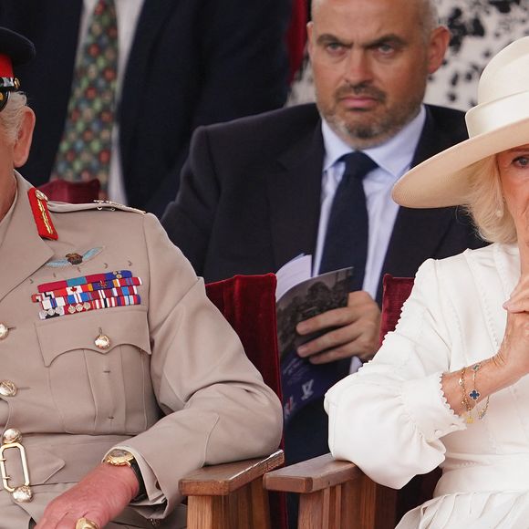 Le roi Charles III et la reine Camilla assistent à la cérémonie du souvenir pour commémorer le 80e anniversaire du jour de la Victoire sur le Japon, au National Memorial Arboretum, Staffordshire, Royaume-Uni, le 15 août 2025. © Paul Edwards/WPA-Pool/ Julien Burton via Bestimage