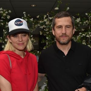 Guillaume Canet et Marion Cotillard au village lors des internationaux de France à Roland Garros le 10 juin 2018.
© Veeren / Bestimage