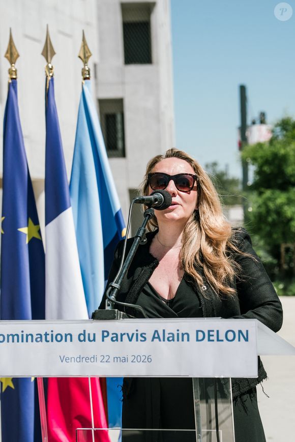 Alors que les enfants Delon étaient invités à l'inauguration du parvis Alain Delon au coeur du Campus Georges Méliès de Cannes, c'est Liv Delon la fille cadette d'Anthony qui est venue en présence du maire de la ville, David Lisnard, à Cannes, France, le 22 mai 2026.  © Sam Delpech/Bestimage
