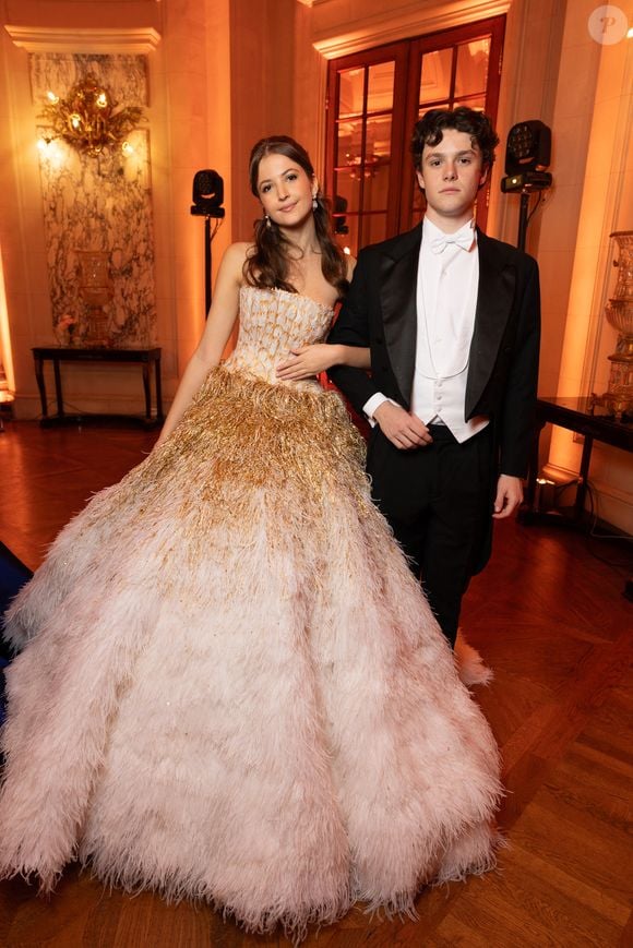 Exclusif - Joséphine Haas ( robe Guo Pei ) et son cavalier le comte Brando Leonardo Borletti Dell Acqua - - Défilé au Bal 2025 des débutantes à l’hôtel Shangri-La Paris le 29 novembre 2025. Le Bal / Moreau / Borde / Bestimage