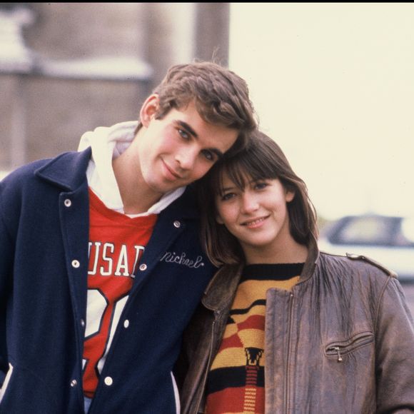 En 1982, Sophie Marceau tombe sous le charme de Pierre Cosso.

Archives - Pierre Cosso et Sophie Marceau en 1982.

Photo : Agence / Bestimage