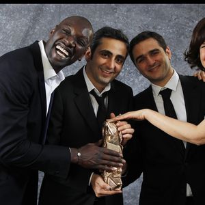 C'est lui, en effet, à qui l'on doit la musique du chef-d’œuvre d'Eric Toledano et Olivier Nakache, qui raconte l'histoire d'une personne en fauteuil roulant et de son auxiliaire de vie pas comme les autres.

Omar Sy, César du meilleur acteur pour "Intouchables", à Paris, le 24 février 2012, entouré des réalisateurs Eric Toledano et Olivier Nakache et d'Anne Le Ny. OLIVIER BORDE / BESTIMAGE / REMERCIEMENTS A L'ACADEMIE DES CESAR ET A GREGORY CAULIER.