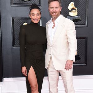 David Guetta et sa compagne Jessica au photocall de la 64ème édition des Grammy Awards au MGM Grand Garden à Las Vegas le 3 avril 2022.