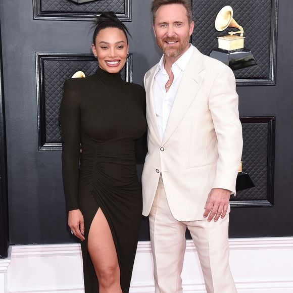 David Guetta et sa compagne Jessica au photocall de la 64ème édition des Grammy Awards au MGM Grand Garden à Las Vegas le 3 avril 2022.