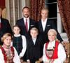 Selon le communiqué, la reine est actuellement « en bonne forme compte tenu des conditions »...

Le roi Harald, la reine Sonja, le prince héritier Haakon, la princesse héritière Mette-Marit, la princesse Ingrid Alexandra, le prince Sverre Magnus et Marius Borg Hoiby assistent à une séance de photos de Noël au palais royal d'Oslo, en Norvège, le 17 décembre 2014. Photo par Lise Aserud/NTB Scanpix Pool/ABACAPRESS.COM