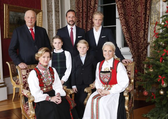 Selon le communiqué, la reine est actuellement « en bonne forme compte tenu des conditions »...

Le roi Harald, la reine Sonja, le prince héritier Haakon, la princesse héritière Mette-Marit, la princesse Ingrid Alexandra, le prince Sverre Magnus et Marius Borg Hoiby assistent à une séance de photos de Noël au palais royal d'Oslo, en Norvège, le 17 décembre 2014. Photo par Lise Aserud/NTB Scanpix Pool/ABACAPRESS.COM