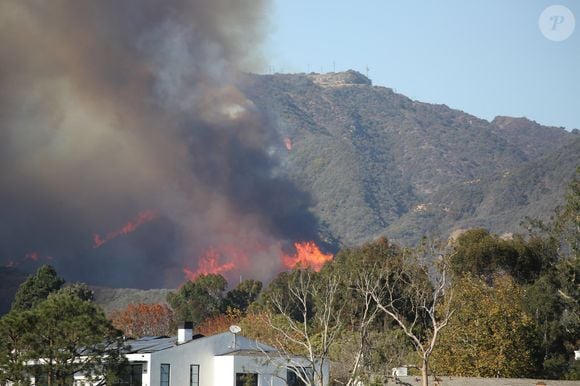 L'incendie de Pacific Palisades brûle à Los Angeles. Il pourrait s'agir de la pire catastrophe de l'histoire de l'Etat de Californie. Un énorme panache de fumée est visible derrière l'aéroport LAX, les résidents inquiets observent à distance, deux avions de lutte contre les incendies Super Scooper recueillent de l'eau dans l'océan Pacifique pour la déverser sur le feu.