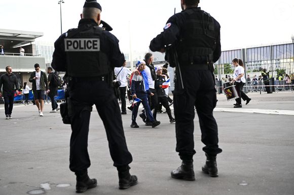 Illustration des stadiers, du filtrage, de la palpation et de la police autour du stade avant le match de Ligue des nations au stade de France, à Saint-Denis, Seine, Saint-Denis, France, le 3 juin 2022. © Jean-Baptiste Autissier/Panoramic/Bestimage