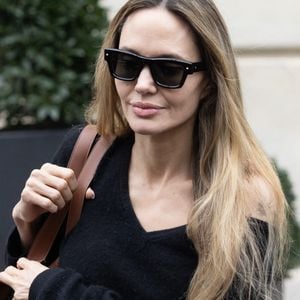 Et c'est dans une toute petite boutique parisienne, "A tout hasard", située rue Guersant dans le 17e arrondissement qu'elle s'est arrêtée

Angelina Jolie quitte son hôtel avec sa fille Zahara pour se rendre sur le tournage du film "Stitches" à Paris le 11 décembre 2024. © Cyril Moreau/Bestimage