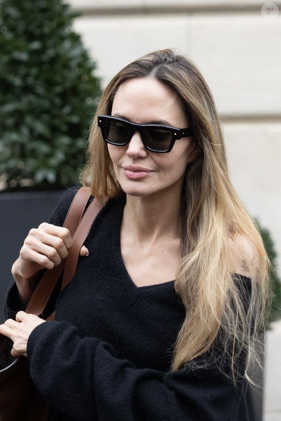 Et c'est dans une toute petite boutique parisienne, "A tout hasard", située rue Guersant dans le 17e arrondissement qu'elle s'est arrêtée

Angelina Jolie quitte son hôtel avec sa fille Zahara pour se rendre sur le tournage du film "Stitches" à Paris le 11 décembre 2024. © Cyril Moreau/Bestimage