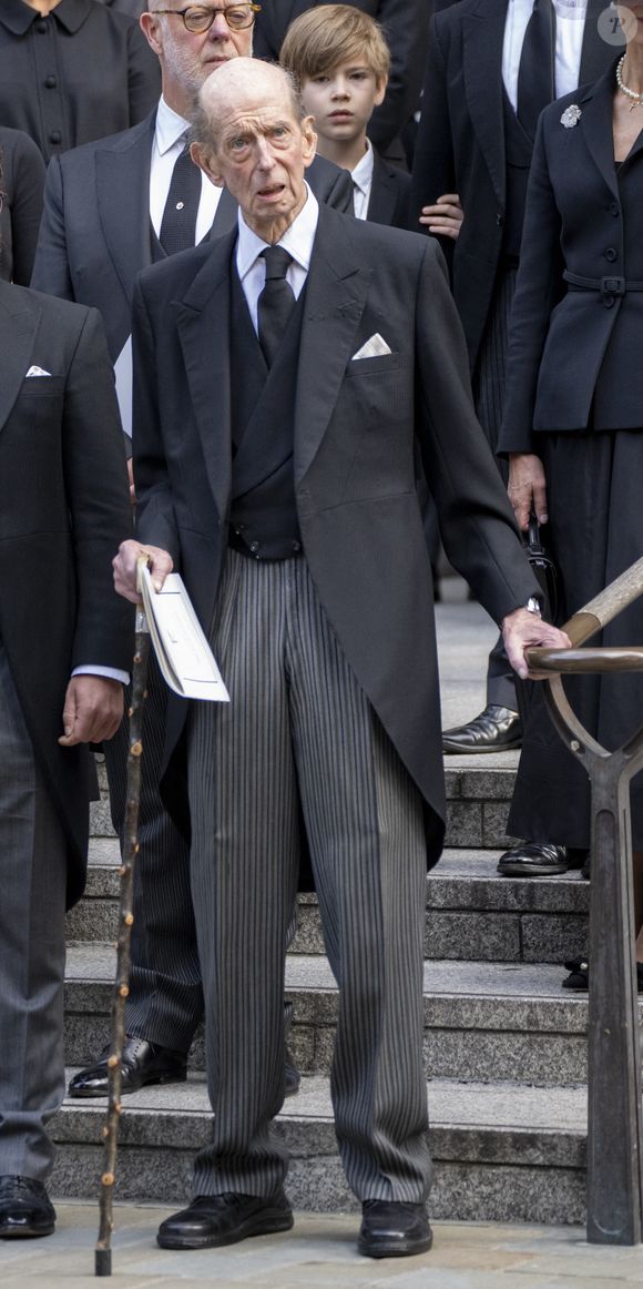 en raison de la récente épreuve qu'il a traversée : la perte de son épouse, la duchesse de Kent.

Le prince Edward, duc de Kent quitte les funérailles de son épouse, la duchesse de Kent, organisées dans l'abbaye de Westminster le 16 septembre 2025. © GoffPhotos/Bestimage