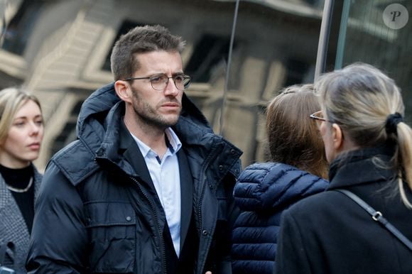 Son aîné Olivier poursuit notamment ses projets qui rendraient fier son célèbre papa

Olivier Pernaut - Sorties des obsèques de Jean-Pierre Pernaut en la Basilique Sainte-Clotilde à Paris le 9 mars 2022. 

© Christophe Clovis / Bestimage