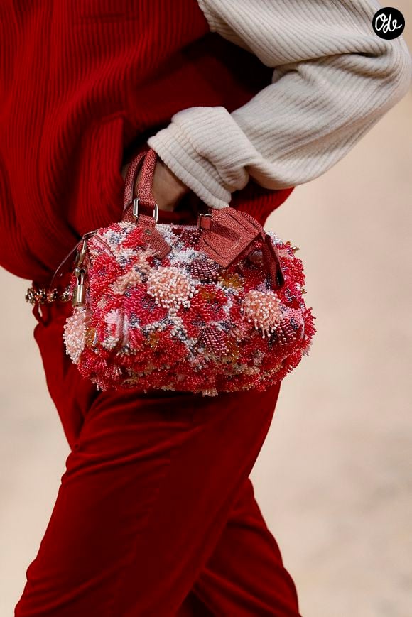 L’incrustation de véritables petits coquillages brodés à même la toile de denim a fini de faire le show. 

Défilé de mode Louis Vuitton Prêt à Porter Collection Homme Printemps/Été 2027 lors de la Fashion Week de Paris, à la Cité Internationale Universitaire de Paris, France, le 23 juin 2026. © Bestimage