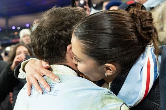 Exclusif - Antoine Dupont, Iris Mittenaere lors du match de rugby du Tournoi des Six Nations France contre Angleterre au Stade de France à Saint-Denis le 14 mars 2026. © AGENCE / BESTIMAGE