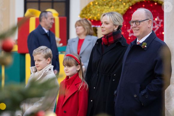Questionnés sur leurs engagements en tant qu'héritiers, le prince Albert a préféré être franc. 

Le prince Albert II de Monaco et la princesse Charlène de Monaco, Le prince Jacques de Monaco, marquis des Baux, La princesse Gabriella de Monaco, comtesse de Carladès - La famille princière de Monaco offre les traditionnels cadeaux de Noël aux enfants monégasques dans la Cour du Palais Princier, le 18 décembre 2024. 
© Olivier Huitel / Pool Monaco / Bestimage