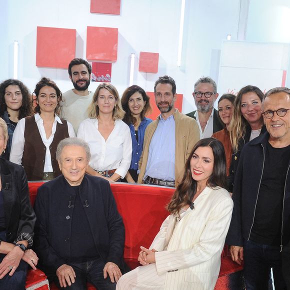 Exclusif - Henri Sannier, Elise Lucet, Michel Drucker, Olivia Ruiz, Emmanuel Chaunu, Hervé Brusini et les équipes de Elise Lucet - Enregistrement de l'émission Vivement dimanche au studio Rive gauche, presentée par Michel Drucker . Diffusion sur France 3 le 25/10/2026. © Guillaume Gaffiot / Bestimage