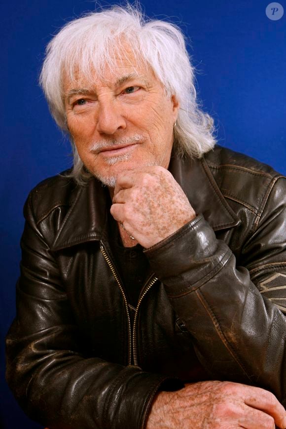 Hugues Aufray posant lors d'une séance de portrait à Paris, France, janvier 2012. Photo par VIM/ABACAPRESS.COM