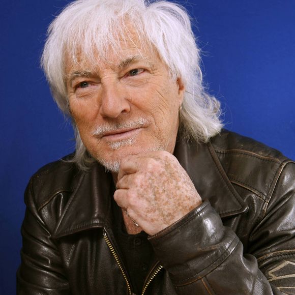 Hugues Aufray posant lors d'une séance de portrait à Paris, France, janvier 2012. Photo par VIM/ABACAPRESS.COM