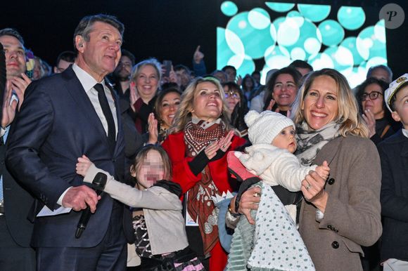 Christian Estrosi, le maire de Nice, sa femme Laura Tenoudji Estrosi, leur fille Bianca, Sarah Abitbol et Maud Fontenoy, la navigatrice et son 5eme enfant, sa fille Eléa, durant la soirée d'ouverture de la 140eme édition du Carnaval de Nice "Roi des Oceans" à Nice, le 15 février 2025. Le Carnaval se déroule du 12 février au 2 mars 2025. © Bruno Bebert/Bestimage
