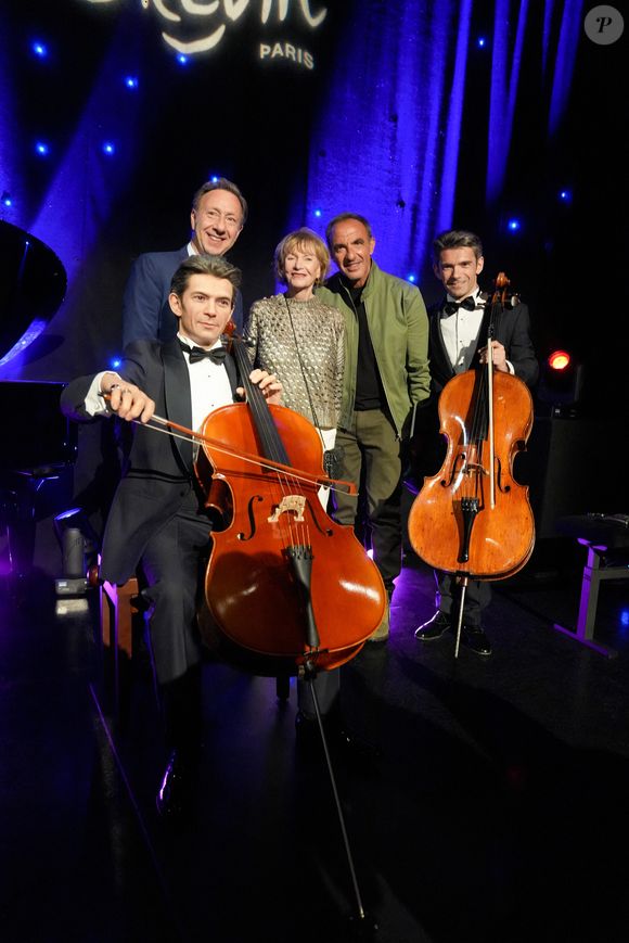 Nikos Aliagas, Stéphane Bern, Gautier Capuçon et sa statue de cire, Eve Ruggieri - Inauguration de la statue de cire du violoncelliste "Gautier Capuçon" au musée Grévin à Paris le 28 mai 2026. © Anne-Sophie Guebey/Bestimage