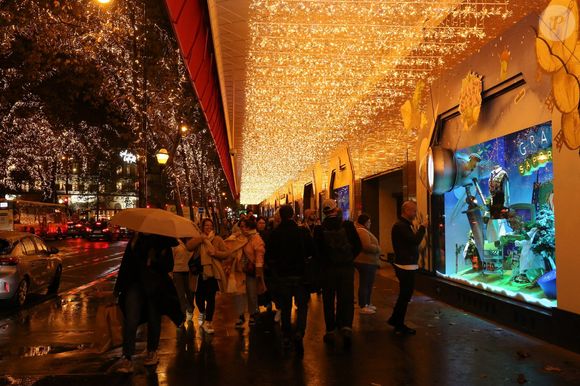 Illustration des vitrines de Noël des Galeries Lafayette à Paris le 16 novembre 2022.

© Jonathan Rebboah / Panoramic / Bestimage