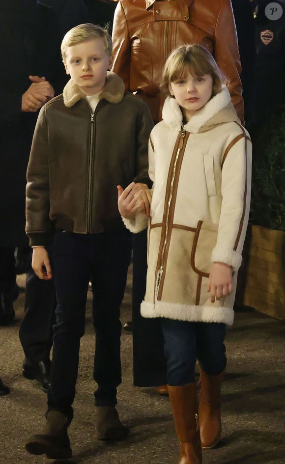 La princesse Charlene de Monaco avec ses enfants, le prince héréditaire Jacques et la princesse Gabriella, a Inauguré le traditionnel Marché de Noël de Monaco, le 6 décembre 2024. Ils étaient accompagné par le nouveau ministre d'Etat de la Principauté, M. Didier Guillaume, de M. Geoges Marsan, le maire de Monaco et certains de ses adjoints. Le Marché est ouvert jusqu'au 5 janvier 2025. 24 chalets décorés proposent des produits artisanaux, idées cadeaux ou décorations de Noël aux visiteurs, et aussi 21 stands gourmands avec des spécialités à déguster dans la zone restauration. © JC VINAJ / Pool Monaco / Bestimage