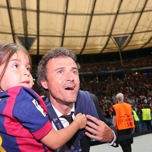 Pourtant, au moment de célébrer ce sacre, une image a particulièrement ému les supporters.

Luis Enrique, entraîneur du FC Barcelone, célèbre la victoire de son équipe en finale de la Ligue des champions de l'UEFA avec sa fille Xana Martinez après le match opposant la Juventus au FC Barcelone à l'Olympiastadion de Berlin, en Allemagne. © Imago/PsnewZ/Bestimage
