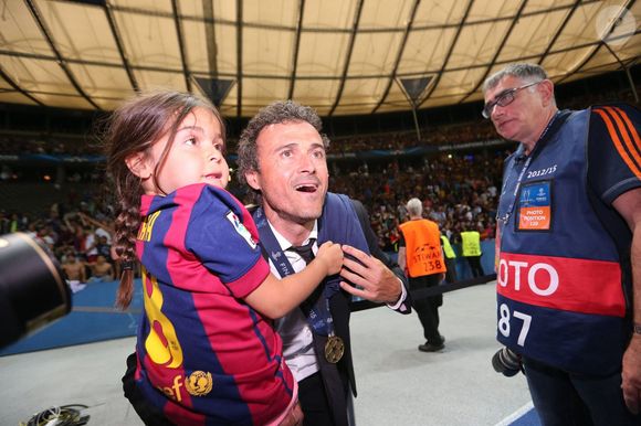 Pourtant, au moment de célébrer ce sacre, une image a particulièrement ému les supporters.

Luis Enrique, entraîneur du FC Barcelone, célèbre la victoire de son équipe en finale de la Ligue des champions de l'UEFA avec sa fille Xana Martinez après le match opposant la Juventus au FC Barcelone à l'Olympiastadion de Berlin, en Allemagne. © Imago/PsnewZ/Bestimage