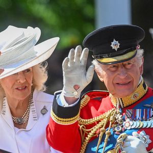 Le roi Charles III d'Angleterre et Camilla Parker Bowles, reine consort d'Angleterre - Les membres de la famille royale britannique arrivent à Buckingham Palace pour la cérémonie Trooping the Colour à Londres, le 14 juin 2025. Affecté par le crash du Boeing 787 Dreamliner à Ahmedabad du 12 juin, le souverain et les officiels porteront un brassard noir en hommage aux plus de 270 victimes. Bon nombre d'elles étaient des ressortissants britanniques.