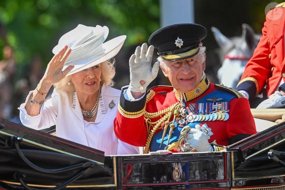 Le roi Charles III d'Angleterre et Camilla Parker Bowles, reine consort d'Angleterre - Les membres de la famille royale britannique arrivent à Buckingham Palace pour la cérémonie Trooping the Colour à Londres, le 14 juin 2025. Affecté par le crash du Boeing 787 Dreamliner à Ahmedabad du 12 juin, le souverain et les officiels porteront un brassard noir en hommage aux plus de 270 victimes. Bon nombre d'elles étaient des ressortissants britanniques.