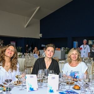 Une constellation de célébrités s'est pressée dans les tribunes de cette compétition équestre.

Exclusif - Penelope Caillet, Vanille Clerc, Julie Gayet, Virginie Coupérie-Eiffel et Tony Estanguet dans l'espace VIP au Longines Paris Eiffel Jumping au pied de la Tour Eiffel sur le Champ-de-Mars à Paris, le 19 juin 2026. 

© Perusseau-Veeren/Bestimage