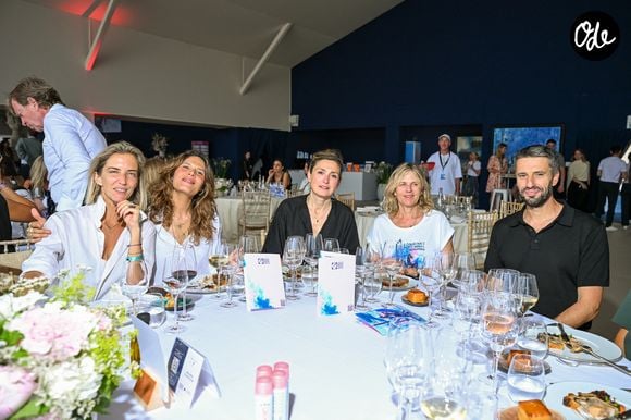 Une constellation de célébrités s'est pressée dans les tribunes de cette compétition équestre.

Exclusif - Penelope Caillet, Vanille Clerc, Julie Gayet, Virginie Coupérie-Eiffel et Tony Estanguet dans l'espace VIP au Longines Paris Eiffel Jumping au pied de la Tour Eiffel sur le Champ-de-Mars à Paris, le 19 juin 2026. 

© Perusseau-Veeren/Bestimage