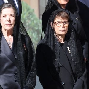 La princesse Caroline de Hanovre et la princesse Stéphanie de Monaco lors d'une cérémonie de bienvenue pour la visite du pape Léon XIV le 28 mars 2026 à Monaco. Photo par Jean-Charles Vinaj/ABACAPRESS.COM