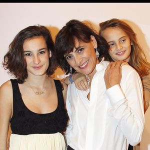 Si elle a débuté sa carrière comme mannequin, elle est devenue une créatrice de mode célèbre, elle a d'ailleurs dessiné des collections pour la marque Uniqlo pendant dix ans.

Ines de la Fressange et ses fille Nine et Violette à la boutique Roger Vivier le 21 octobre 2010