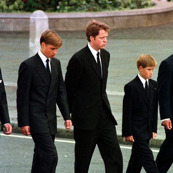 Photo d'archives du duc de Sussex à l'âge de 12 ans. Photo d'archive datée du 06/09/97 du prince de Galles (aujourd'hui roi Charles III), du prince William, du prince Harry, du comte Althorp et du duc d'Édimbourg marchant derrière le cortège funèbre de Diana, la princesse de Galles. © Adam Butler /PA Wire ABACA